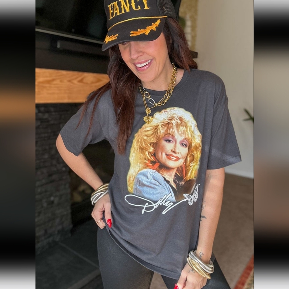 🦋EUC Dolly Parton "Dolly Parton Graphic Tee" ✨️THE NECK HAS BEEN CUT✂Sz Small🦋 - Picture 7 of 8